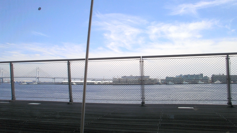 大桟橋屋内の窓から見えるベイブリッジ 横浜市中区大桟橋