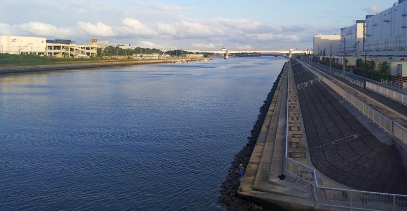 京浜運河左岸の大田市場と右岸の東京団地 東京都大田区大和大橋