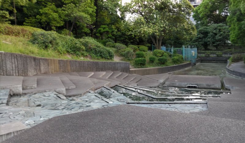 ひょうたん池へと続く噴水の水路 東京都大田区平和の森公園