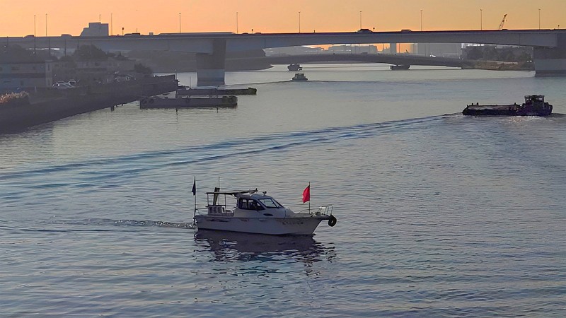 浚渫船と警戒船と左岸奥の浮桟橋 東京都大田区大和大橋