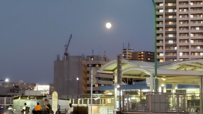 新川崎駅前の満月 川崎市幸区