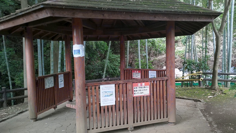 あずま屋 横浜市旭区帷子川親水緑道