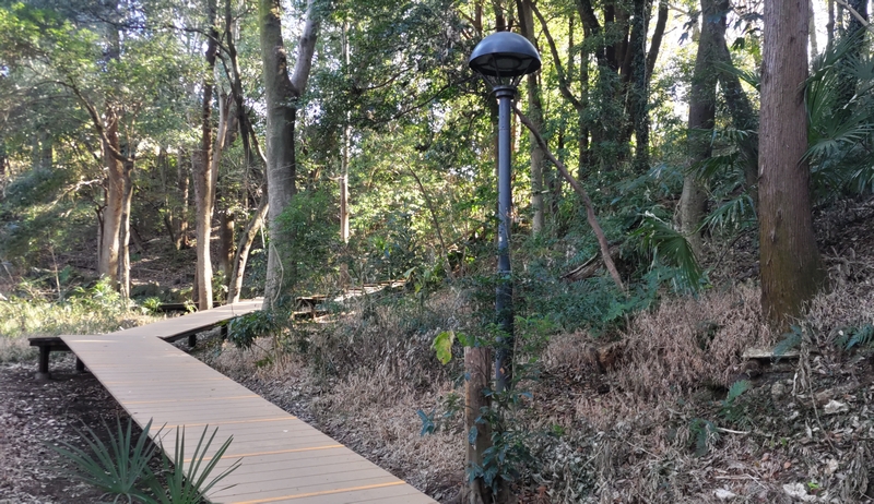 緑政局の丸型照明灯 横浜市瀬谷区長屋門公園