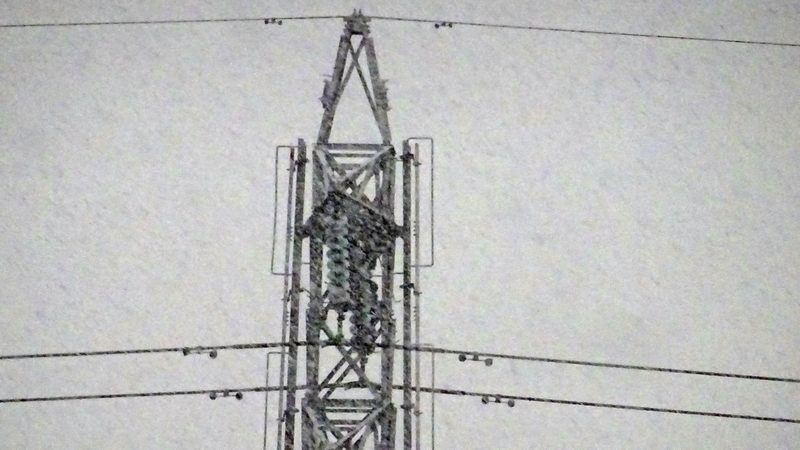 降雪時の送電鉄塔 横浜市旭区中希望が丘