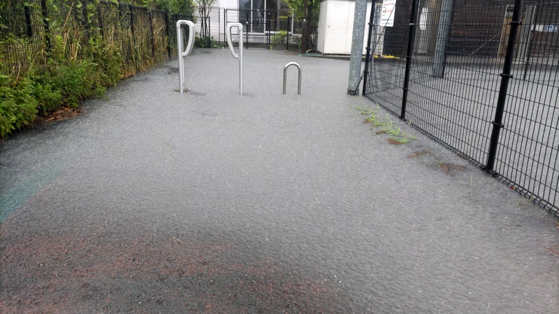 歩道の冠水